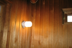 Деревянный дом. Монтаж в кабель-канале. Термостойкий светильник в сауне.